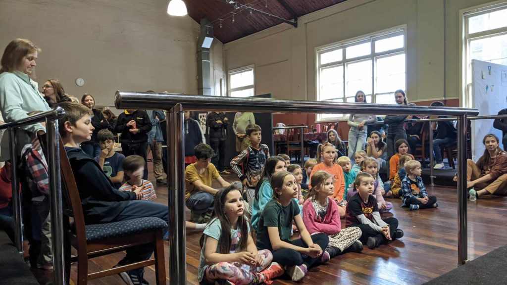 Families and students at the Könyvmolyok reading competition